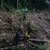 Ratusan Warga Korban Longsor Kaki Gunung Anaga