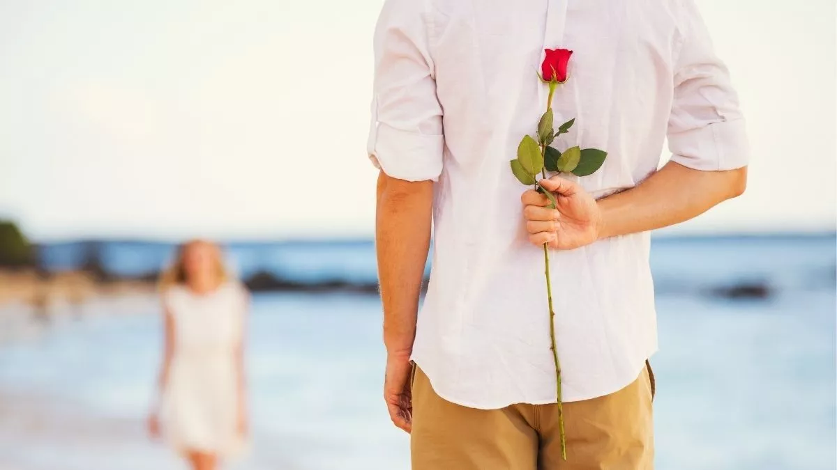 7 Hal Yang Menandakan Pria Sedang Jatuh Cinta Padamu!