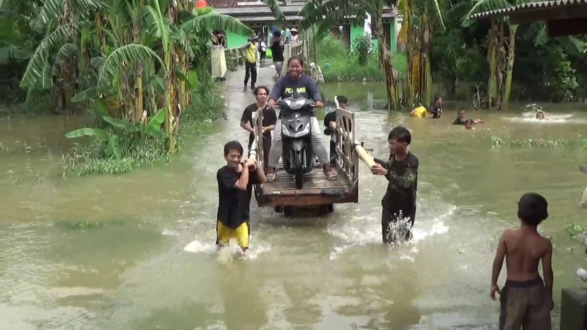Kali Ulu Meluap, Segini Pendapatan Ojek Gerobak Lintasi Banjir di Bekasi
