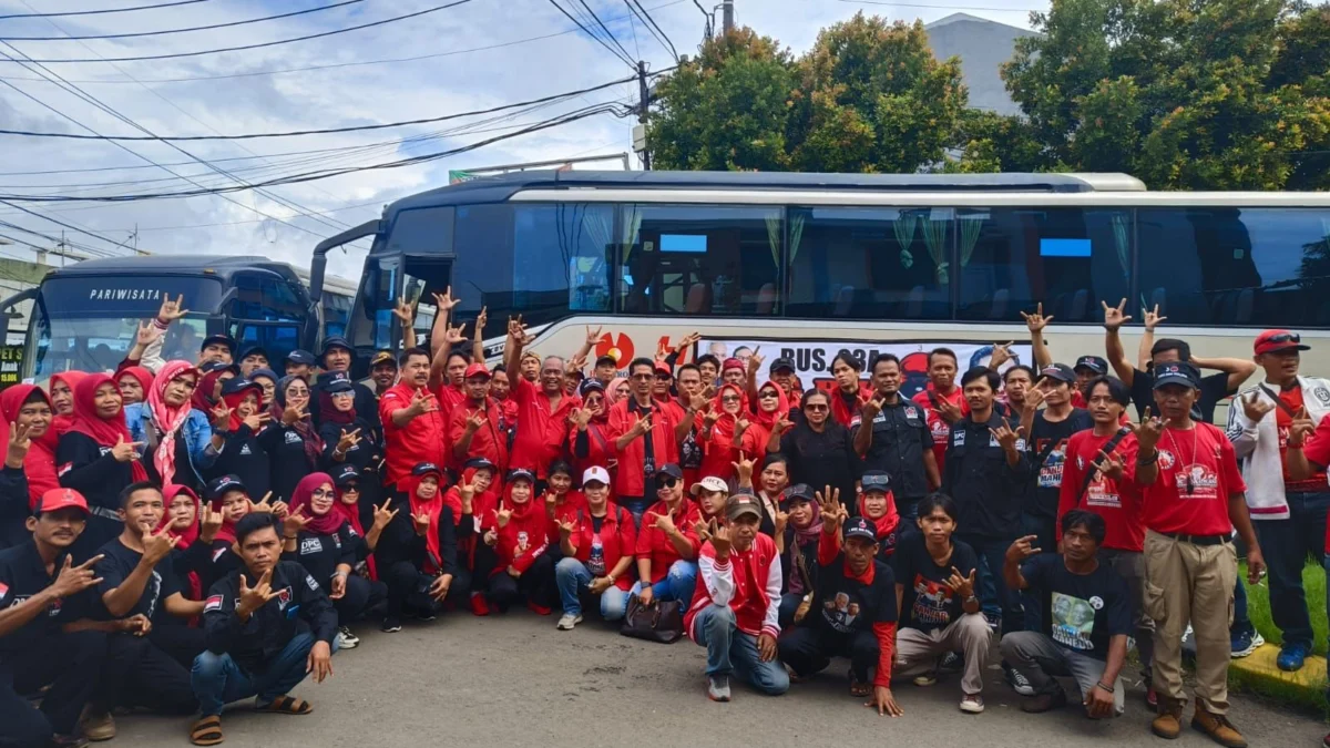 DPC PDI Perjuangan Kabupaten Bekasi bersama Tim Koordinasi Relawan Pemenangan Pilpres (TKRPP) dan Laskar Juang (Laju) Indonesia, bergerak menghadiri Hajatan Rakyat Ganjar-Mahfud dengan 126 Bus ke Gelora Bung Karno (GBK)
