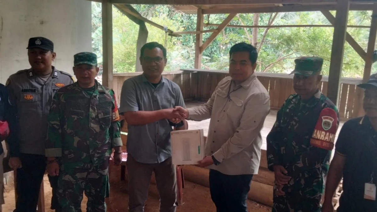 Penerimaan Alat Penguat Sinyal untuk membantu operasional TPS blank spot di Kabupaten Karawang