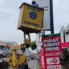 Satpol PP Razia Reklame Tak Berizin di Jalan Tuparev