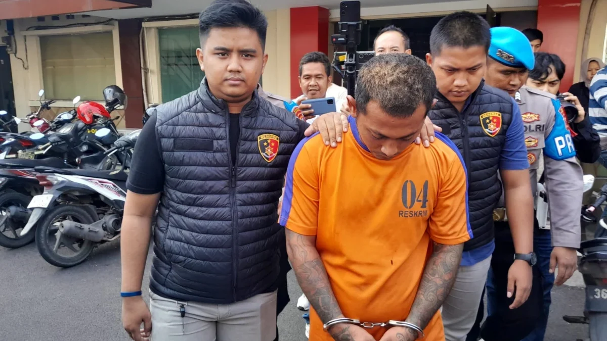 Tersangka WY (28), kekasih sekaligus pelaku pembunuhan Asma (45) korban pembunuhan di Kecamatan Cilamaya Kulon