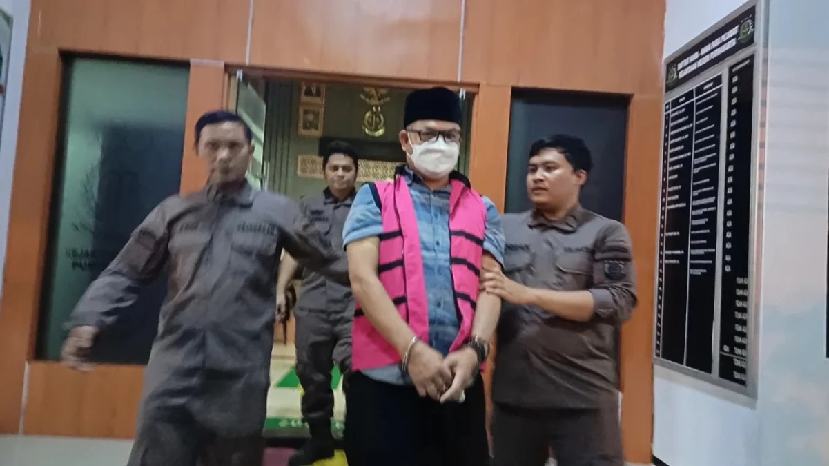 Kejari Purwakarta, Jawa Barat, telah melakukan penahanan terhadap DS (53), mantan Kepala Puskesmas Bojong