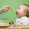 Bayi gembul makan