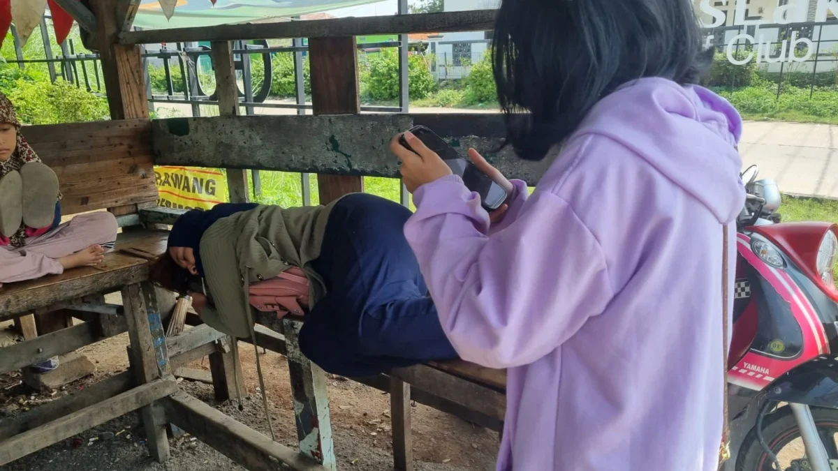 Polisi Evakuasi Pemudik Sakit dari Bus Jurusan Tangerang Magetan