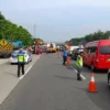 Polri menghentikan sementara penerapan rekayasa lalu lintas contraflow di ruas jalan tol KM 47-KM 70 Jakarta-C