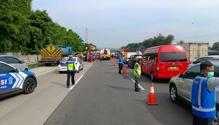 Polri menghentikan sementara penerapan rekayasa lalu lintas contraflow di ruas jalan tol KM 47-KM 70 Jakarta-C