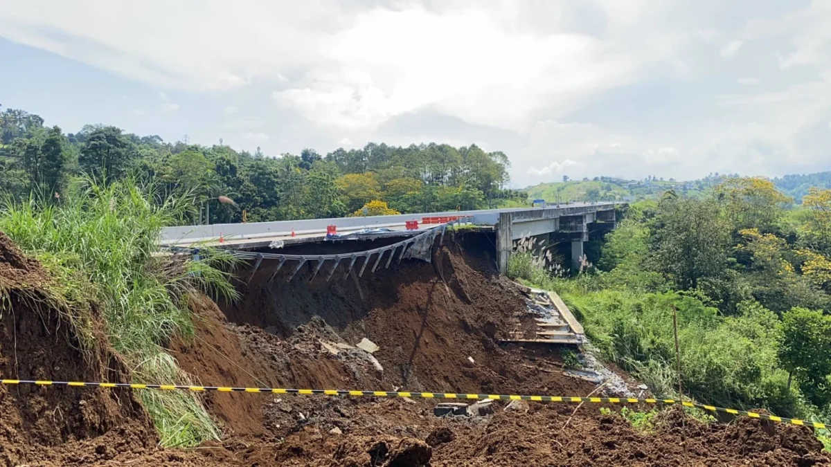Arus Mudik ke Arah Sukabumi Macet Parah Gara-gara Longsor di KM 64, Tol Cigombong-Cibadak Tak Bisa Dilalui