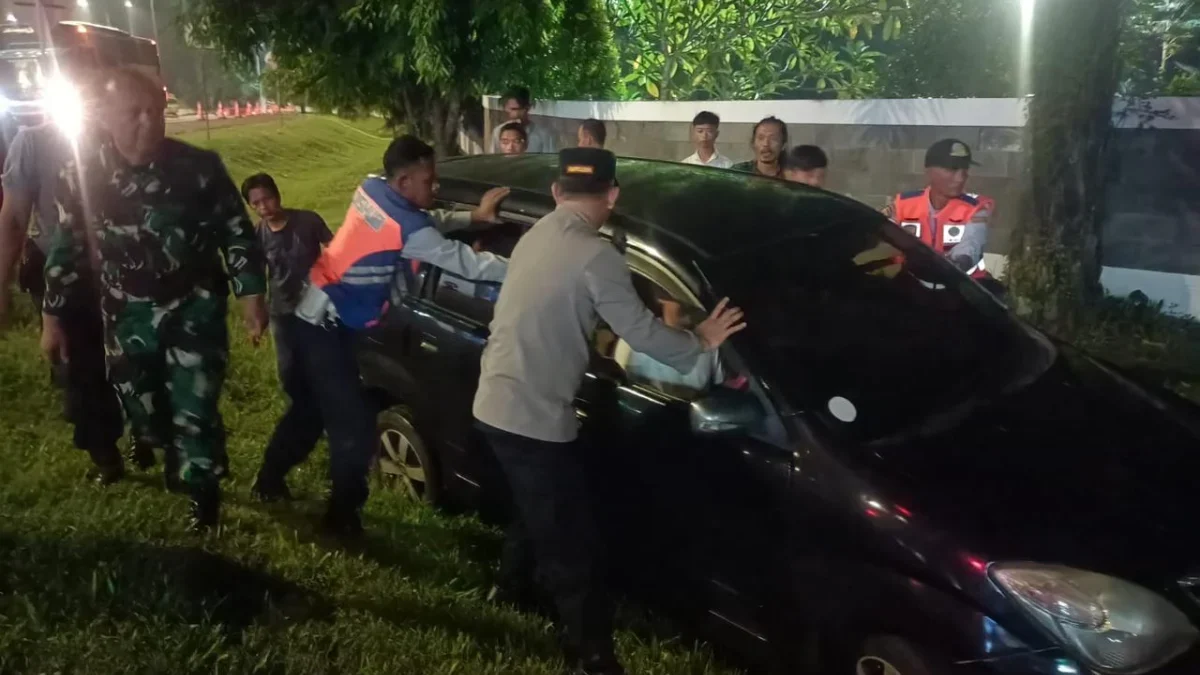 Sopir Avanza Ngantuk Maksa Nyetir dan Terperosok di Jalan Cibogo Subang