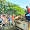 Warga Ciantra Gotong Royong Bersihkan Lingkungan Sambut Lomba Kampung Bersih